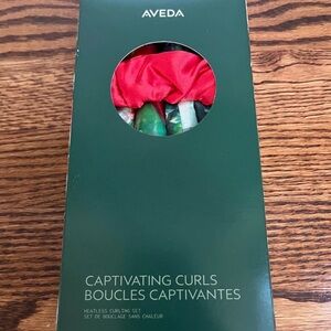 AVEDA Captivating Curls Set in Red and Green
